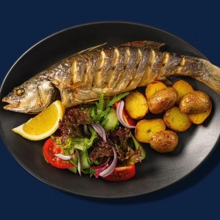 Целый сибас на гриле с беби картофелем и салатом