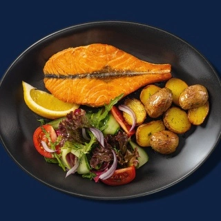 Медальон из лосося на гриле с беби картофелем и салатом
