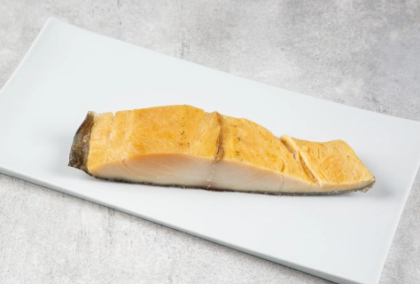 Масляная рыба филе на коже холодного копчения