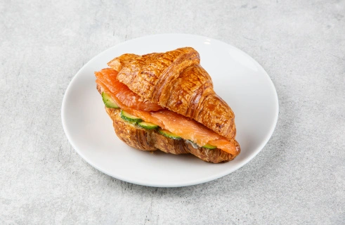 Круассан с лососем и сливочным сыром 150 гр