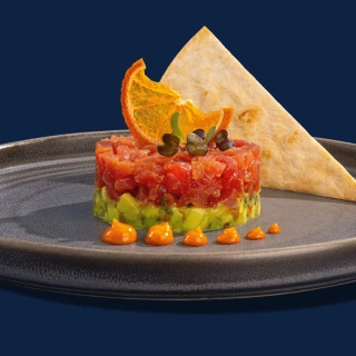 Тартар из тунца на подушке из авокадо