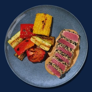 Тунец гриль в кунжуте с овощами гриль и перечным соусом