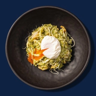 Зеленая гречка с морепродуктами, яйцом пашот и песто