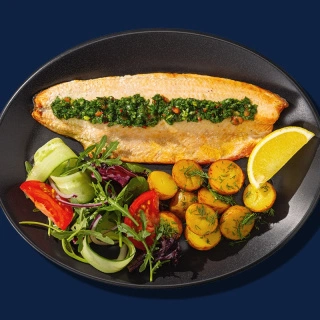 Филе горбуши с соусом чимичурри, бэби картофелем и салатом