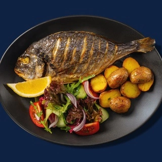 Целая дорадо на гриле с беби картофелем и салатом