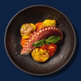 Осьминог с соусом ромеско и мятым печеным картофелем