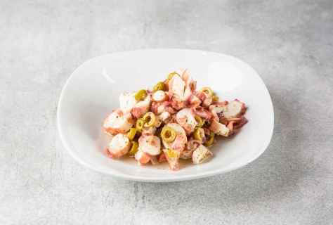 Щупальца кальмара в масле с оливками, вес