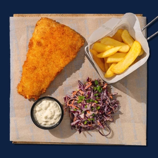 Фиш & Чипс из хвоста мурманской трески с коул слоу, картофелем фри и соусом тартар