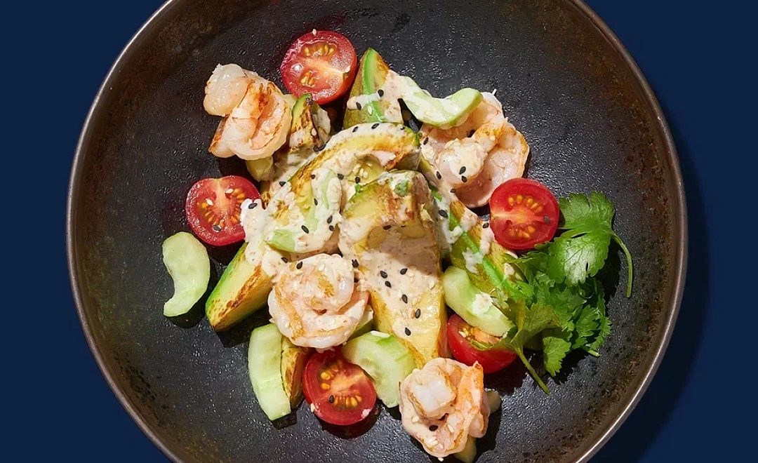 Авокадо-гриль с креветками и овощами