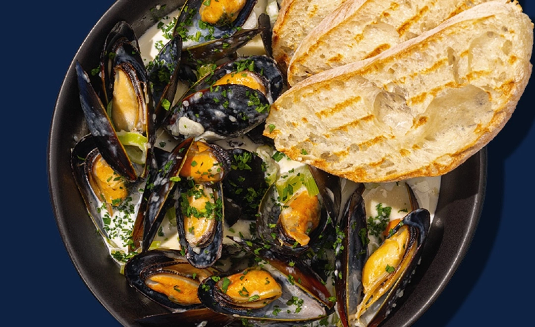 Кастрюлька мидий в соусе блю чиз