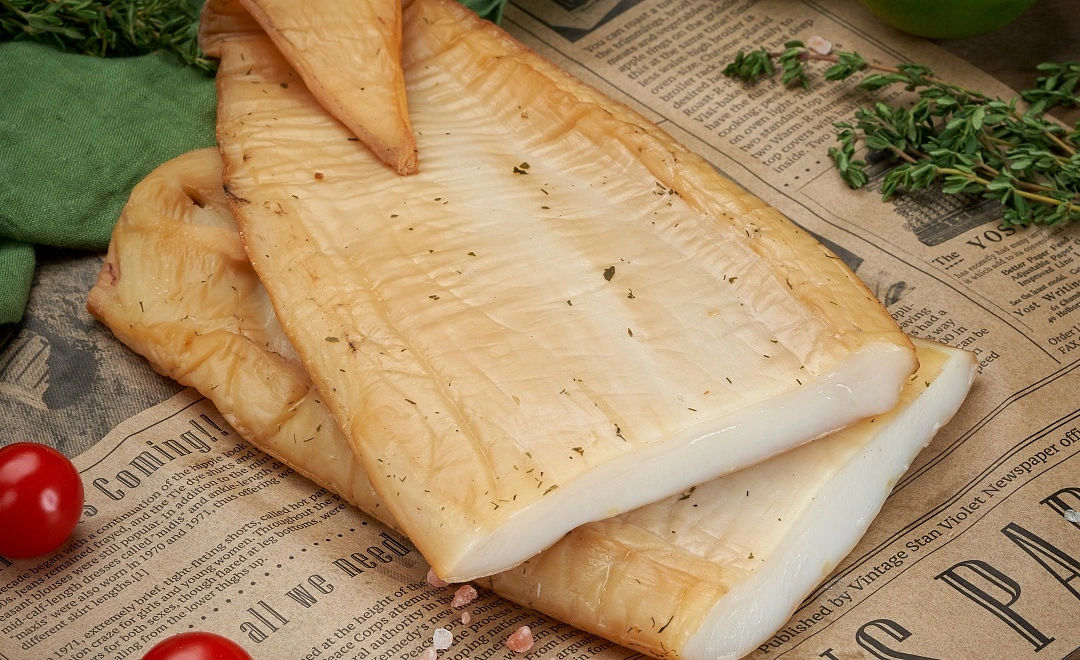 Масляная рыба филе на коже холодного копчения