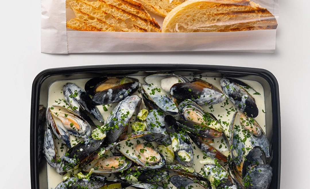 Кастрюлька мидий в соусе блю чиз