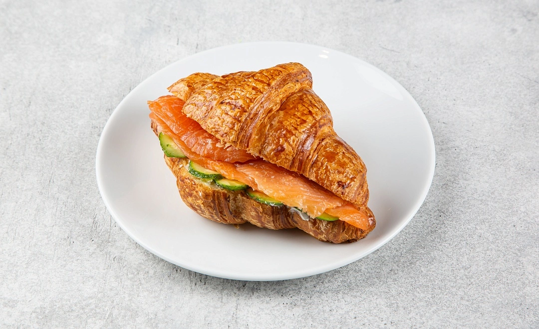 Круассан с лососем и сливочным сыром 150 гр