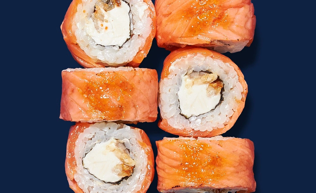 Ролл с опаленным лососем