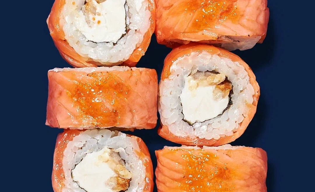 Ролл с опаленным лососем