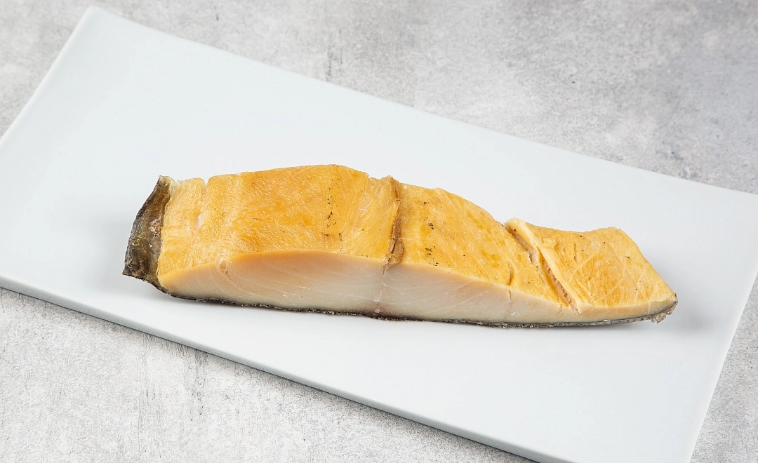 Масляная рыба филе на коже холодного копчения