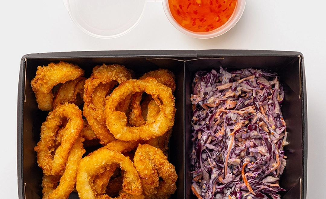 Кольца кальмара с коул слоу и сладким чили соусом