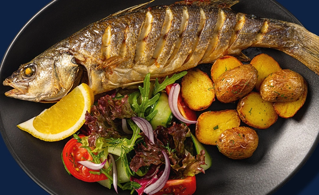 Целый сибас на гриле с беби картофелем и салатом