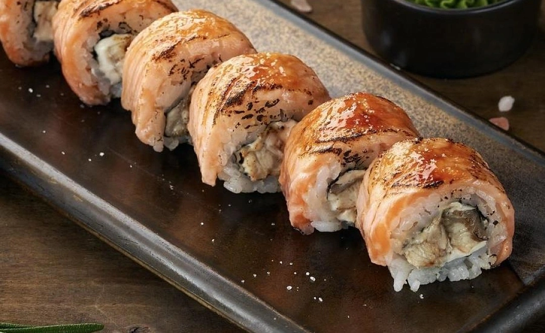 Ролл с опаленным лососем