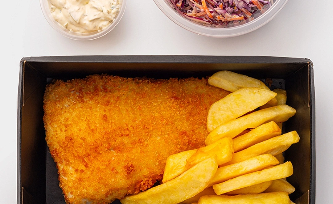 Фиш & Чипс из хвоста мурманской трески с коул слоу, картофелем фри и соусом тартар