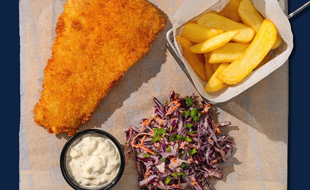 Фиш & Чипс из хвоста мурманской трески с коул слоу, картофелем фри и соусом тартар