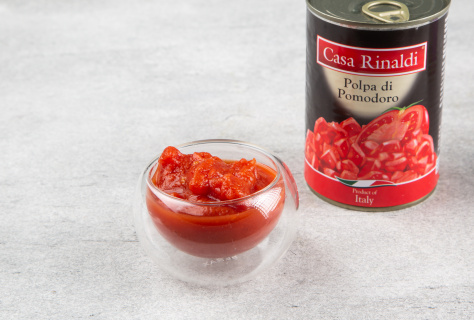 Кусочки очищенных помидоров в томатном соке CR