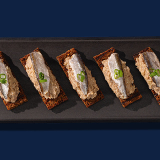 Форшмак на бородинском хлебе с анчоусами