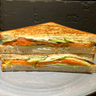 Сэндвич с лососем на  тосте мультизлак