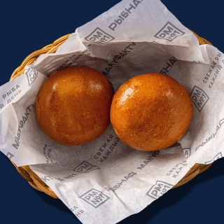 Два воздушных пирожка с рыбой