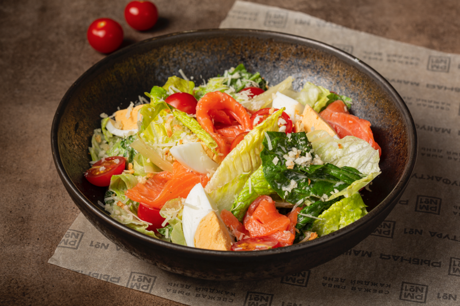 Цезарь со слабосоленой форелью