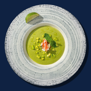 Зеленый гаспачо с авокадо и мясом краба