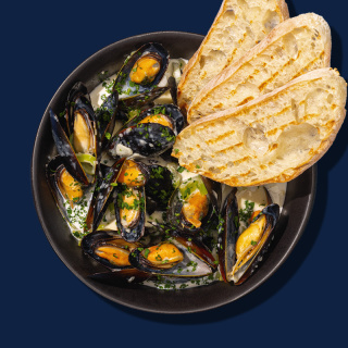 Кастрюлька мидий в соусе блю чиз