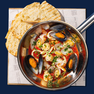 Теплые морепродукты в томатном соусе с розмарином и петрушкой